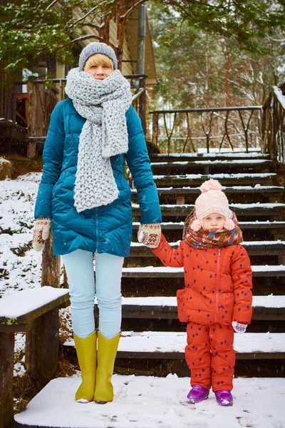 Joven madre juega con su bebé en un día de invierno —  Fotos de Stock