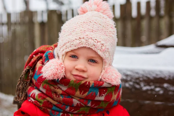 Zimní venkovní portrét rozkošné zasněné holčičky v pleteném klobouku a šále. — Stock fotografie