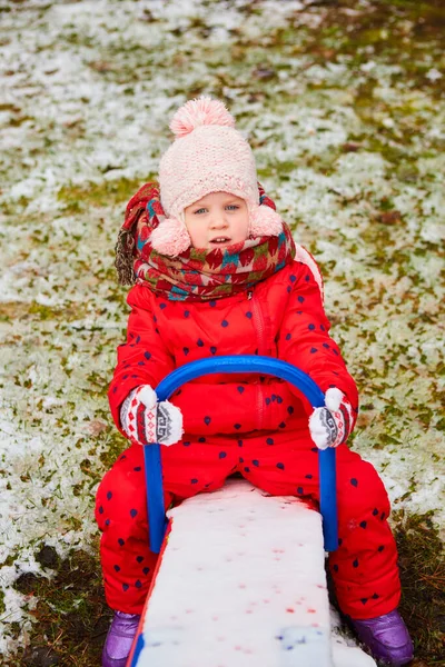 Winter-Outdoor-Porträt von entzückenden verträumten Baby-Mädchen mit Strickmütze und Schal — Stockfoto