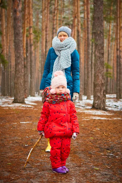 Mladá matka si hraje se svým dítětem v zimní den — Stock fotografie