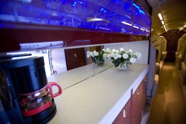 Modern özel iş jetinde mutfağın içi lüks.