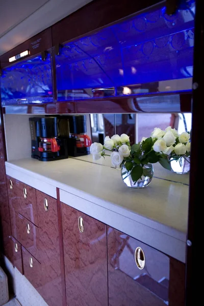 Interior luxuoso da cozinha no moderno jato de negócios privado — Fotografia de Stock