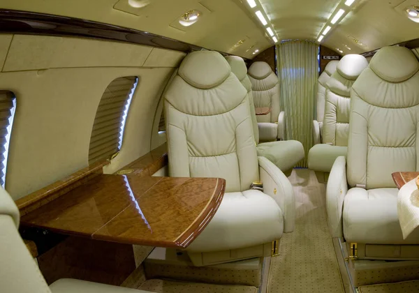 Luxe interieur in heldere kleuren van echt leer in de business jet — Stockfoto