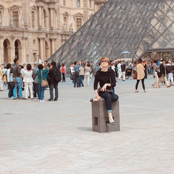 Francia, París - 17 de junio de 2011: Pelirrojas cerca de la pirámide en Louver, París —  Fotos de Stock