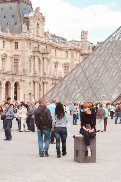 Francie, Paříž - 17. června 2011: Zrzavé ženy poblíž pyramidy v Louveru, Paříž — Stock fotografie