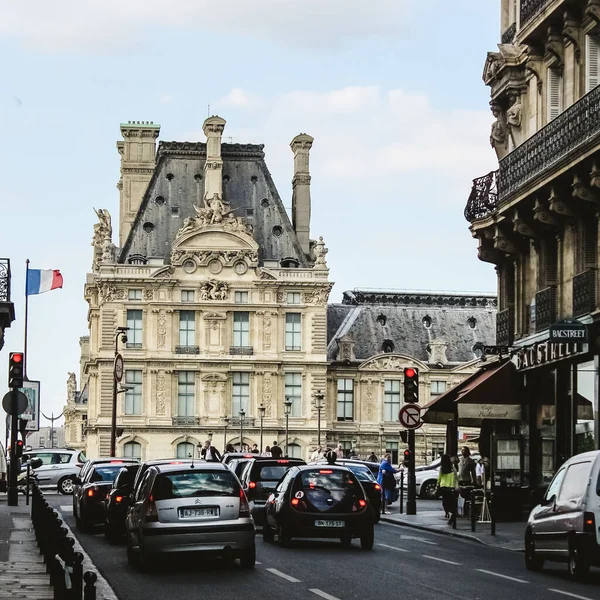 Frankrijk, Parijs - 17 juni 2011: Mensen lopen voor het beroemde Louvre museum — Stockfoto