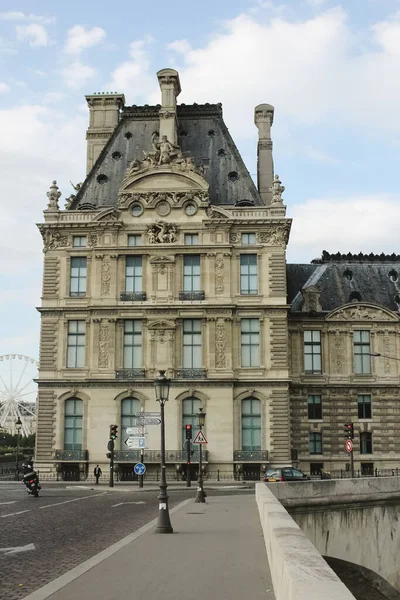 Frankrike, Paris - 17 juni 2011: Människor går framför berömda Louvren museum — Stockfoto