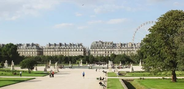 Francie, Paříž - 17. června 2011: Jardin de Tuileries — Stock fotografie