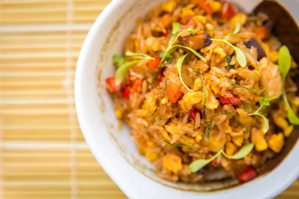 Japon usulü kızarmış pirinç ve deniz ürünleri.