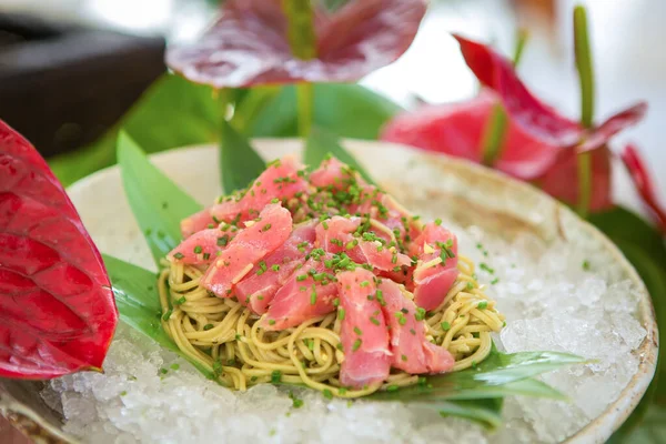 Koude pasta met tonijn op ijs — Stockfoto