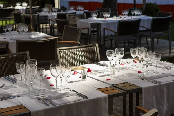 Detalle de cerca de la elegante mesa servida al aire libre. —  Fotos de Stock