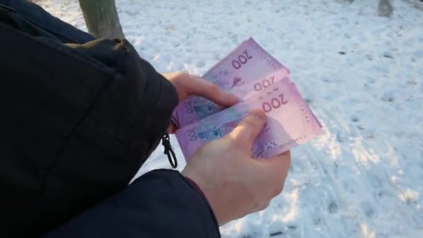 Räkna ukrainska hryvnias pengar för hand i kontanter. 4k videofilmer ukrainska papper pengar. Betalningskoncept ukrainska pengar. — Stockvideo