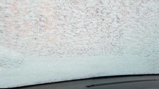 Widok z przodu przedniej szyby samochodu w śnieżycy. Śnieg padający na przednie szyby i wycieraczki szyb — Wideo stockowe