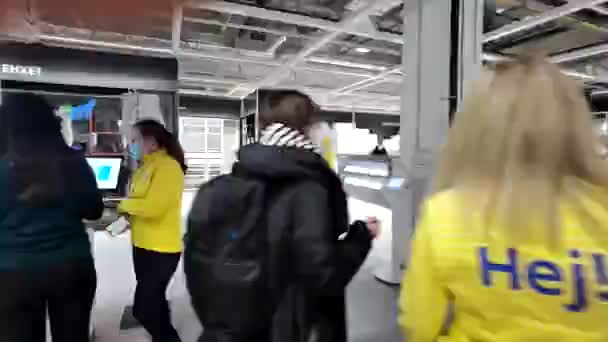Kiev, Oekraïne - 1 februari 2021: Opening IKEA showroom product display. mensen klantenweergave test proberen IKEA is 's werelds grootste meubelhandelaar en verkoopt kant-en-klaar meubelassemblage. Tijdsverloop — Stockvideo