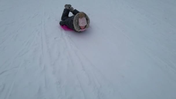 Kid Sledding na neve, criança brincando no inverno, menininha dormindo ao ar livre no parque — Vídeo de Stock