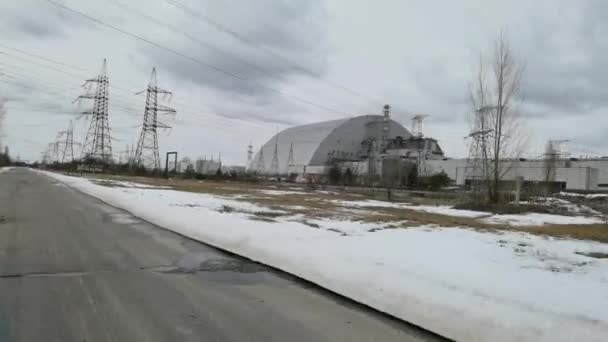 A csernobili atomerőműben vagy a ChNPP-ben. Új biztonságos elzárás a háttérben. — Stock videók