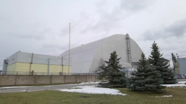 Im Kernkraftwerk Tschernobyl. Neue Sicherungsverwahrung im Hintergrund. — Stockvideo