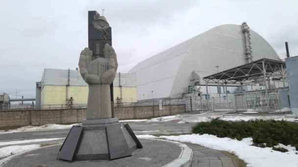 Στο πυρηνικό εργοστάσιο του Τσερνομπίλ ή στο ChNPP. Μνημείο των Εκκαθαριστών του Τσερνομπίλ και Νέος Ασφαλής Περιορισμός σε φόντο. — Αρχείο Βίντεο