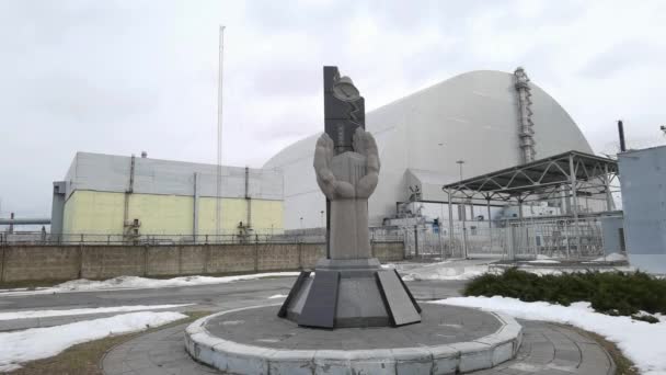 V jaderné elektrárně Černobyl nebo v Černobylu. Památník černobylských likvidátorů a nového bezpečného uvěznění na pozadí. — Stock video