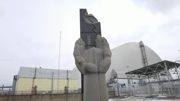 Çernobil Nükleer Santrali 'nde ya da ChNPP' de. Arkaplanda Çernobil Tasfiyecileri ve Yeni Güvenli Kapatma Anıtı. — Stok video