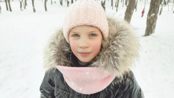 Invierno de cerca retrato al aire libre de adorable chica de ensueño en rosa sombrero de punto y bufanda —  Fotos de Stock