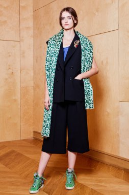 Havalı aksesuarlar takan güzel, şık bir kadının kapalı mekândaki portresi. Kadın modası, güzellik ve reklam konsepti. Metin için alanı kopyala.