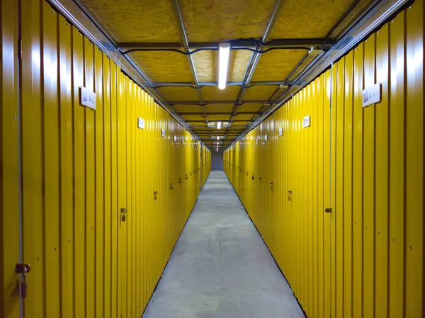 Hall avec unités de stockage jaunes. Plancher de béton. — Photo