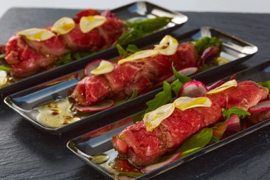 Kızarmış biftekle kaplı kuşkonmaz. Akdeniz mutfağı. Sığ dof