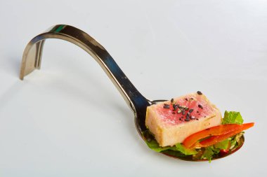 Az pişmiş Ahi ton balıklı ve tabakta taze sebze salatası. Sığ dof