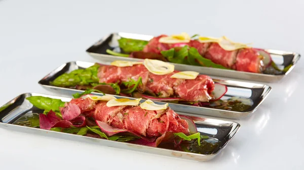 Der Spargel bedeckt mit gebratenem Rindfleisch. Mediterrane Küche. Oberflächlicher Dof — Stockfoto