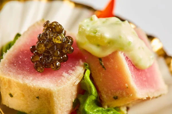 Close-up van zeldzame gebakken Ahi tonijnschijfjes met verse groentesalade op een bord. Ondiepe dof — Stockfoto