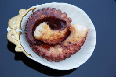 Izgara ahtapot, ahtapot, güneşte kurutulmuş ahtapot, dokunaçlar, mangal kömürü, deniz ürünleri, Yunan yemeği, geleneksel deniz ürünleri, lezzet, Girit, sağlıklı yiyecek, taze deniz, Girit geleneksel balık yemeği.