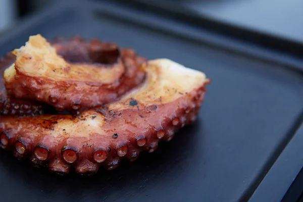 Pulpo a la parrilla, pulpo, pulpo secado al sol, tentáculos, carbón a la parrilla, mariscos, comida griega, tradicional, comida de mar, delicadeza, Creta, comida saludable, mar fresco, Creta almuerzo tradicional de pescado —  Fotos de Stock