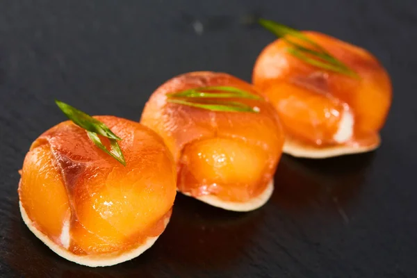 Mini canapes with smoked salmon and cream cheese. Finger food. Shallow dof. — Stock Photo, Image