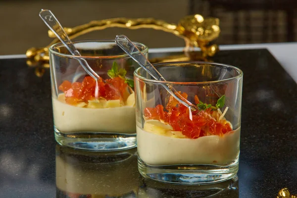 Leckere Snacks mit Salzlachs und Käse im Glas. Mediterrane Küche. Oberflächlicher Dof. — Stockfoto