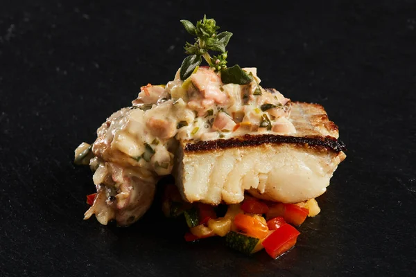 De witte vis op bord met groenten. Koosjer eten. Ondiepe dof. — Stockfoto