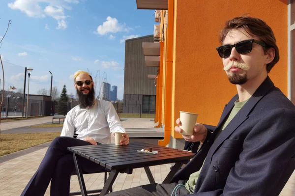 Alegre positivo pareja de macho hablando y bebiendo café — Foto de Stock