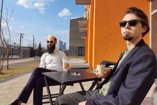 Allegro coppia positiva di maschio parlando e bevendo caffè — Foto Stock