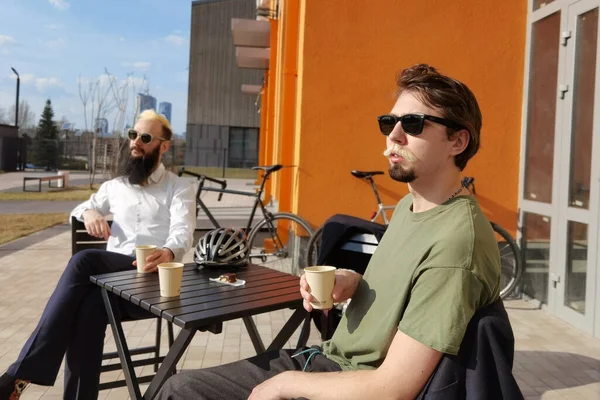 Fröhlich positives Paar Männer reden und trinken Kaffee — Stockfoto