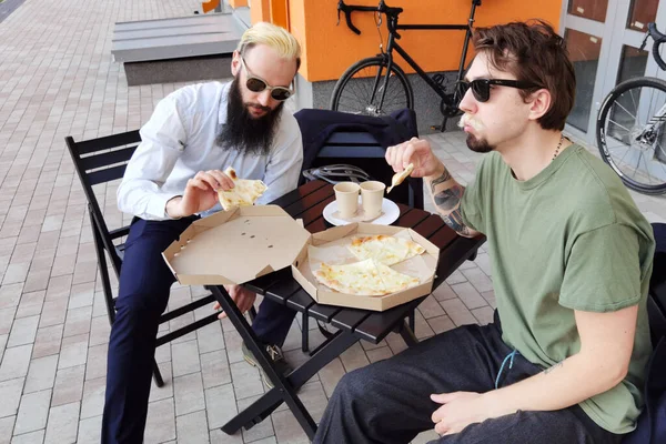 Deux jeunes hipsters assis dans un café bavardant et buvant du café — Photo