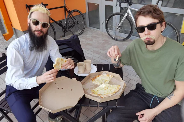 Deux jeunes hipsters assis dans un café bavardant et buvant du café — Photo