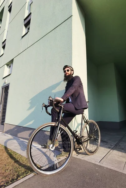 Zacznij nowy dzień od świeżej kawy. Millennial biznesmen trzymając filiżankę kawy i opierając się na rowerze, patrząc na wolną przestrzeń. — Zdjęcie stockowe