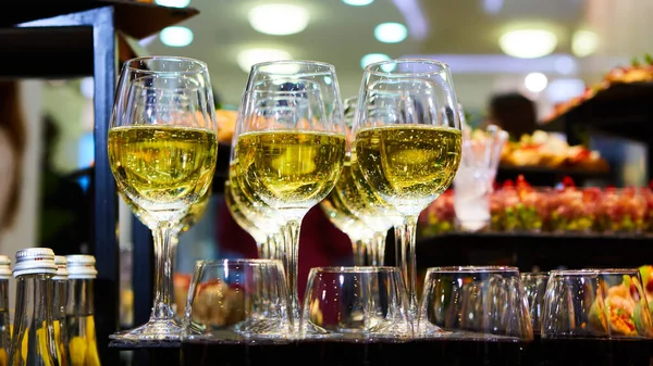 Auf dem Tisch liegen Gläser mit Weißwein, bereit zum Servieren. — Stockfoto