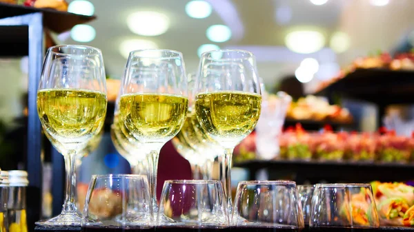 Szklanki białego wina są na stole, gotowe do serwowania. — Zdjęcie stockowe