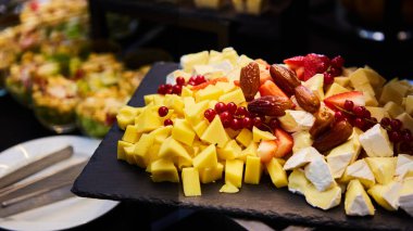 Peynirli Dorblu, Parmesan peynirli, Brie peynirli, Camembert peynirli ve Rokfor peynirli. Sığ dof