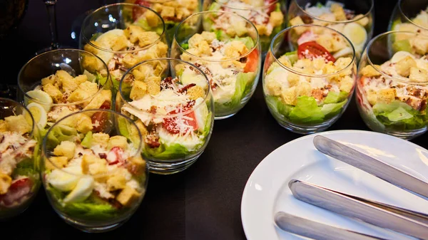 Serveer Caesar salade in glazen. Ondiepe dof. — Stockfoto