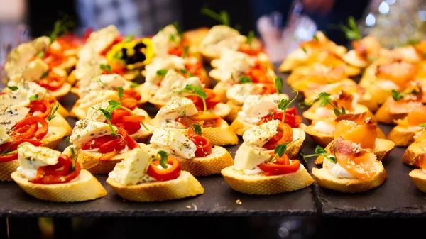 Farklı aperatifler ve aperatifler kokteyl partisi için hazır. Yemek konsepti. — Stok fotoğraf