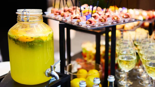 Lemonade cocktail on event. Citrus cocktail bar. Big can with crane — Stock Photo, Image
