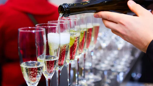 Champagne häller i glaset. Grunt dof. — Stockfoto