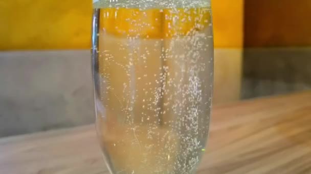 Close-up van een glas sprankelende champagne — Stockvideo